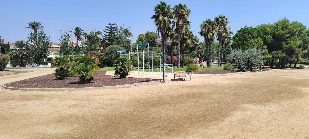 Упоры для отжиманий на площадке Calisthenics Park at Carrer del Cantàbric, l'Ampolla – фото 5 из 5