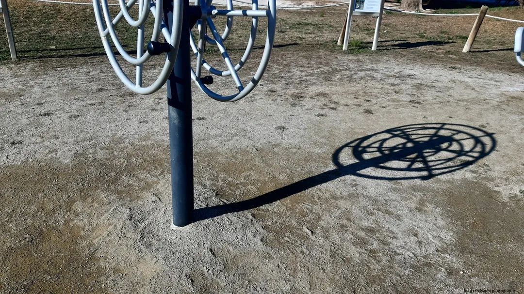 Рукоход на площадке Calisthenics Park at Carrer del Cantàbric, l'Ampolla – фото 4 из 5