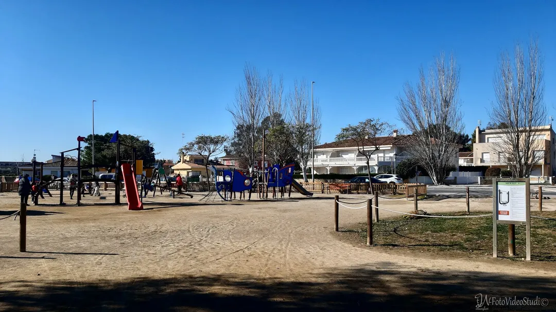 Брусья на площадке Calisthenics Park at Carrer del Cantàbric, l'Ampolla – фото 2 из 5