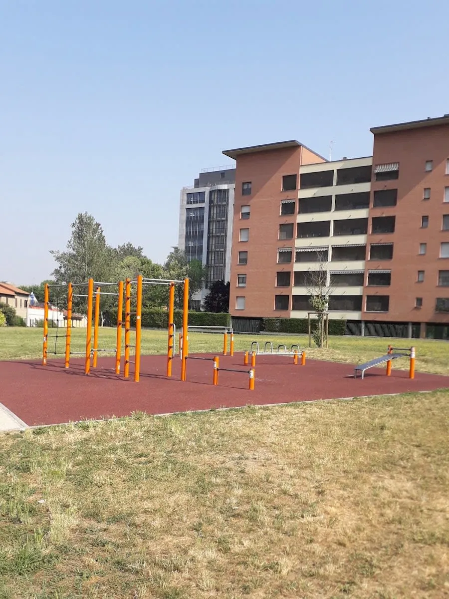 Брусья на площадке Calisthenics Park at Via Erasmo Da Rotterdam, Milano – фото 2 из 2
