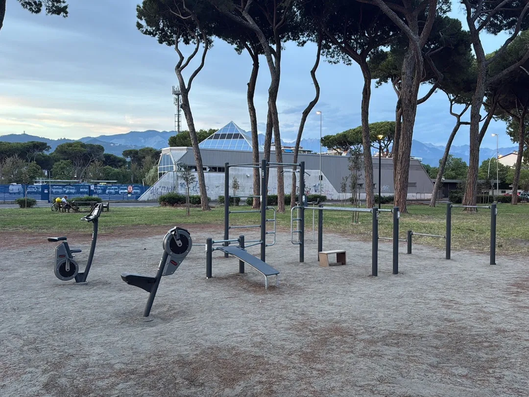 Pull Up Bar at Calisthenics Park at Viale Cristoforo Colombo, Carrara – photo 1 of 1