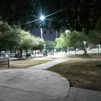 Es un lugar lleno de gente, aveces organizan torneos de futbol