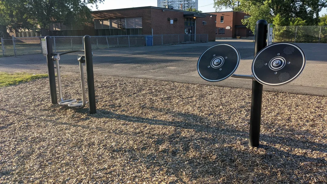 Caminador Aéreo en Calisthenics Park at Sumach Street, Hamilton – foto 3 de 9