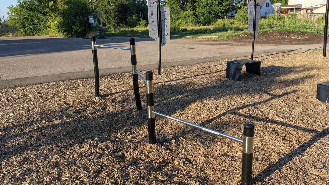 Plataforma de Salto en Calisthenics Park at Sumach Street, Hamilton – foto 4 de 9