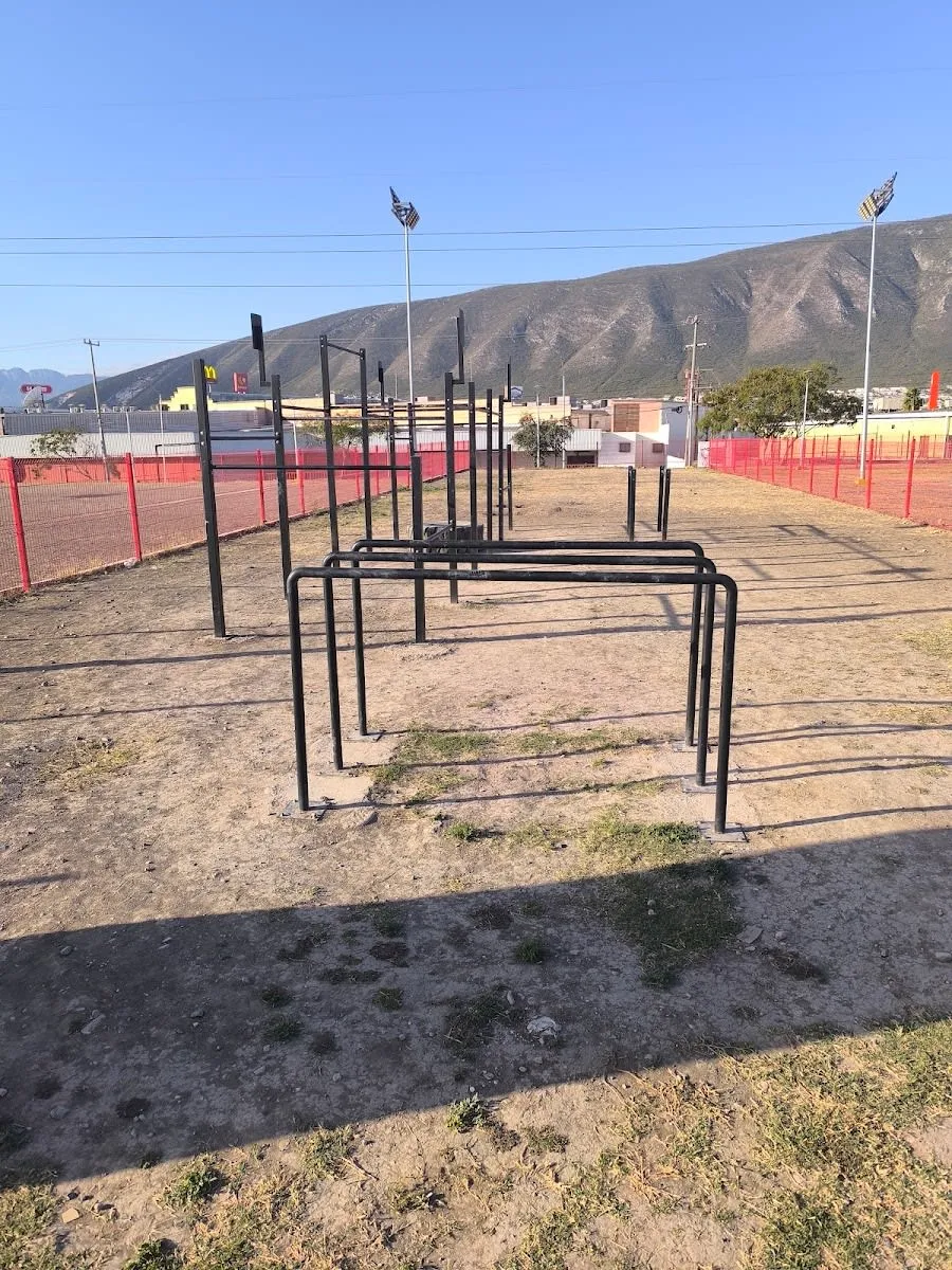 Parallel Gym Bars at Calisthenics Park at Escuela Oficial Chivas Nuevo León, General Escobedo – photo 2 of 2