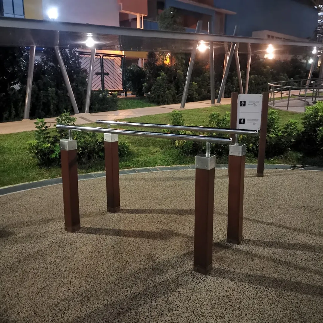 Panca per addominali presso Calisthenics Park at Bukit Batok Street 21, Singapore – foto 4 di 5