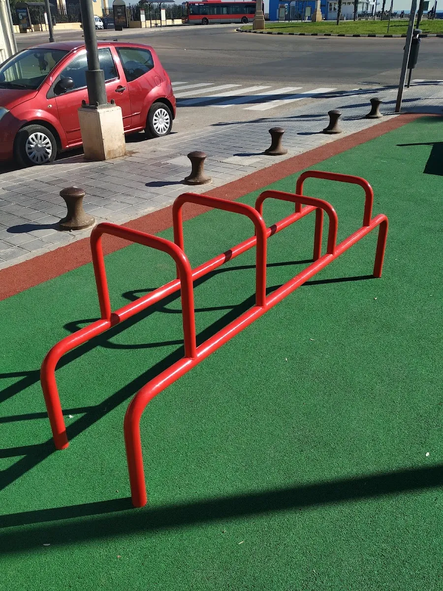 Parallel Gym Bars at Calisthenics Park at Carrer de Mendizábal, València – photo 2 of 5